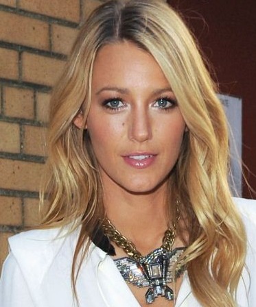 Blake-Lively-opens-her-eyes-with-a-white-iridescent-eyeshadow-in-the-inner-corner-of-the-eye-and-Glitter-Makeup-For-The-Every-Holidays
