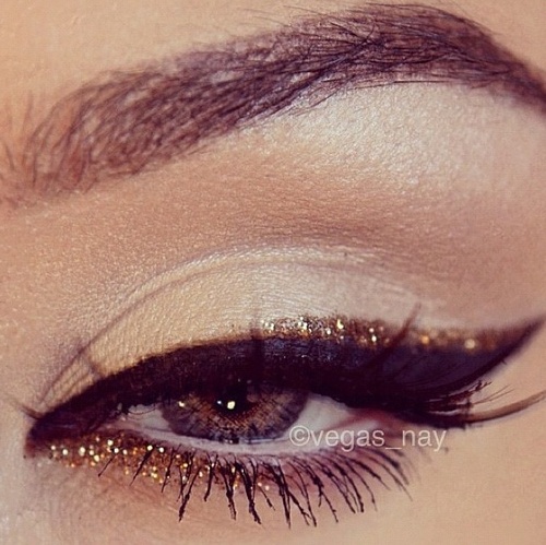 Gold glitter liner on the eyes